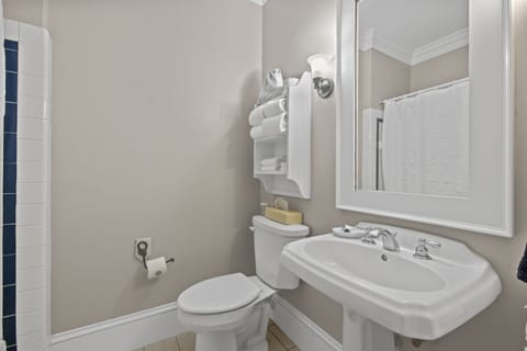 Deluxe Single Room | Bathroom | Combined shower/tub, hair dryer, towels