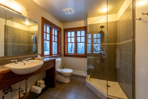 Standard Room, Non Smoking, Mountainside | Bathroom | Hair dryer, towels, soap, shampoo