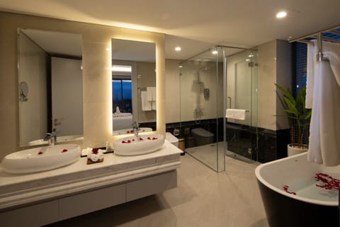 Executive Suite | Bathroom | Separate tub and shower, rainfall showerhead, designer toiletries