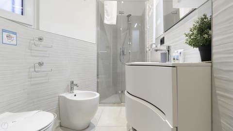 Apartment (2 Bedrooms) | Bathroom | Shower, bidet, towels