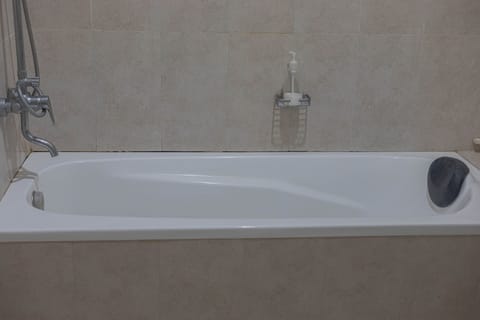 Deluxe Double Room | Bathroom | Combined shower/tub, rainfall showerhead, free toiletries, hair dryer