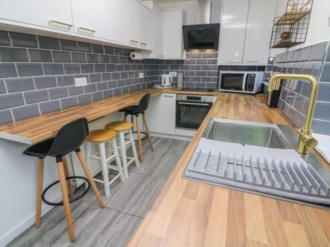 House | Private kitchen | Fridge, microwave, oven, stovetop