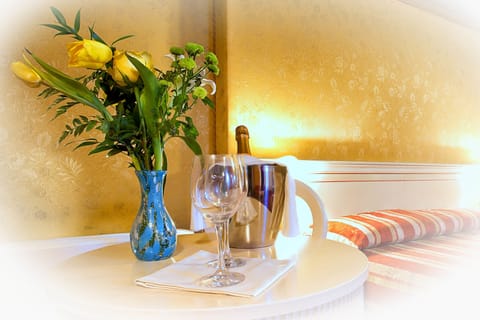 Junior Suite | Room service - dining