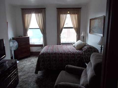 Deluxe Queen Suite | Individually furnished, blackout drapes, free WiFi, bed sheets