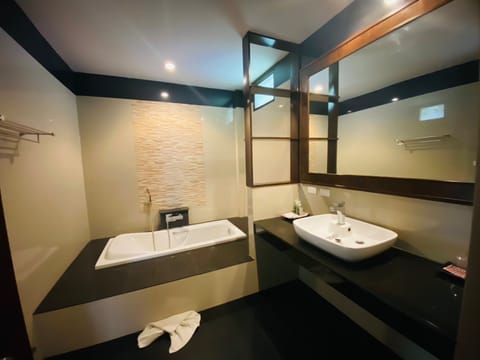 Grand Deluxe Bungalow Twin Room | Bathroom | Towels