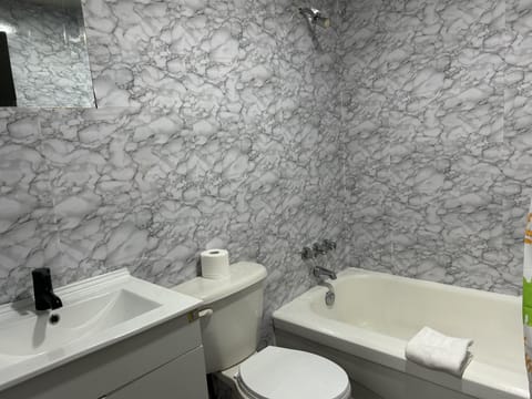 Family Room | Bathroom | Separate tub and shower, free toiletries, towels