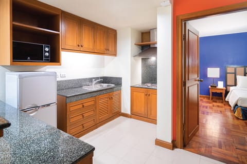 Suite, 2 Bedrooms, Golf View | Private kitchen | Full-size fridge, microwave, coffee/tea maker, electric kettle