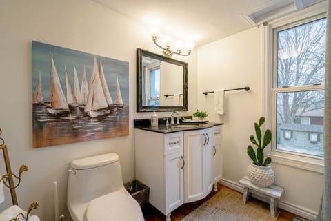 On The Vine Room | Bathroom | Free toiletries, hair dryer, towels, soap