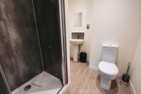 Standard Double Room | Bathroom | Shower, rainfall showerhead, hair dryer, towels