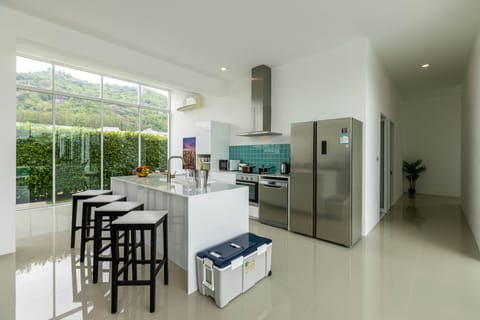 Deluxe Villa | Private kitchen | Cookware/dishes/utensils