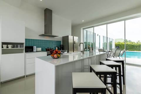 Deluxe Villa | Private kitchen | Cookware/dishes/utensils