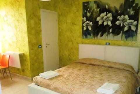 Desk, soundproofing, iron/ironing board, free WiFi