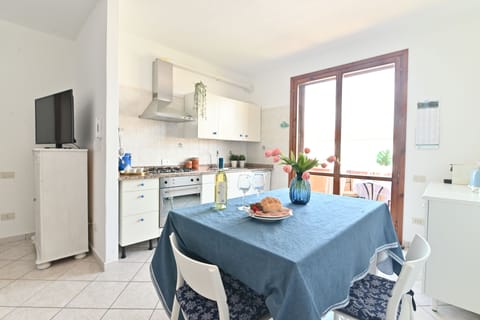 Standard Apartment | Private kitchen | Full-size fridge, microwave, oven, stovetop