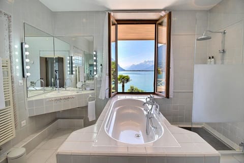 Junior Suite Panoramique, Terrace & Lake View | Bathroom | Combined shower/tub, free toiletries, hair dryer, towels