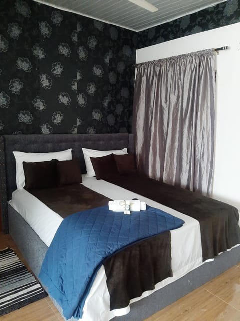 Luxury Double Room | Individually decorated, individually furnished, desk, iron/ironing board