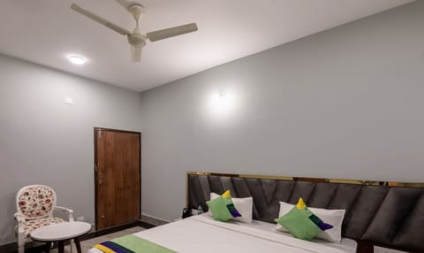 Standard Double Room | In-room safe, desk, iron/ironing board, bed sheets