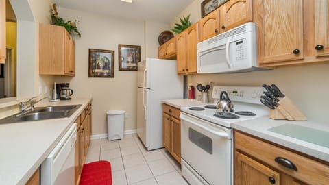 Condo, Multiple Beds, Balcony (CW7654-104) | Private kitchen | Fridge, microwave, oven, stovetop