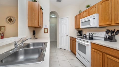 Condo, Multiple Beds, Balcony (ALM2821-104) | Private kitchen | Fridge, microwave, oven, stovetop