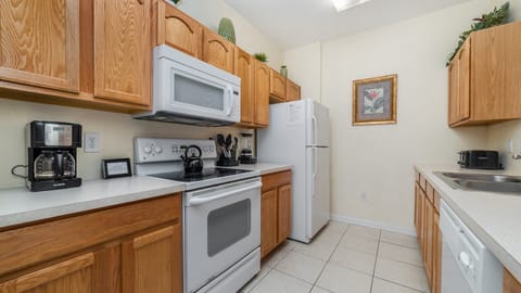 Condo, Multiple Beds, Balcony (ALM2821-104) | Private kitchen | Fridge, microwave, oven, stovetop