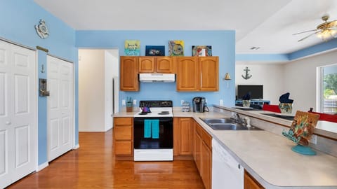 House, Multiple Beds, Balcony, Ocean View (LRW503) | Private kitchen | Fridge, microwave, oven, stovetop