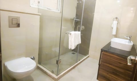 Suite Room | Bathroom | Shower, rainfall showerhead, free toiletries, slippers