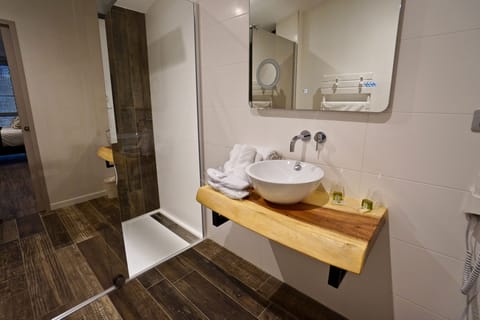 Deluxe Room | Bathroom | Free toiletries, hair dryer