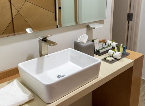 Junior Suite | Bathroom | Shower, rainfall showerhead, free toiletries, hair dryer