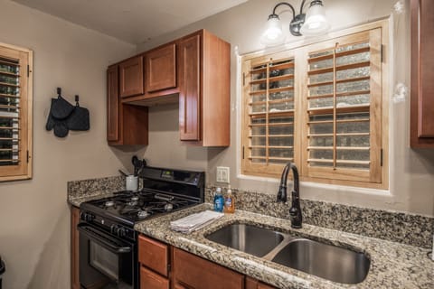 House, Multiple Beds, Patio, Mountain View | Private kitchen | Fridge, microwave, oven, stovetop