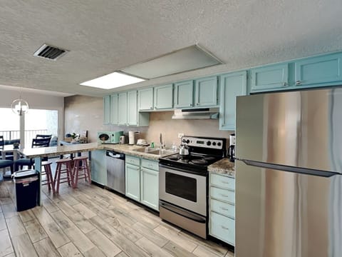 Condo, Multiple Beds, Pool Access, Ocean View | Private kitchen | Fridge, microwave, oven, stovetop