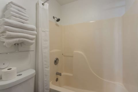 Combined shower/tub, towels