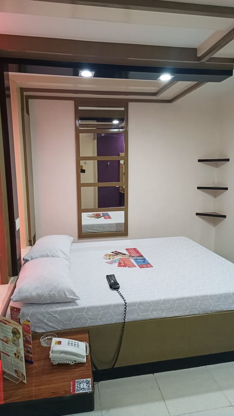 Deluxe Room, 1 Queen Bed | Free WiFi, bed sheets