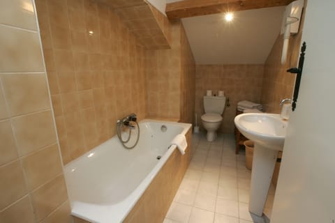 Superior Double or Twin Room (City side) | Bathroom | Free toiletries, hair dryer, towels