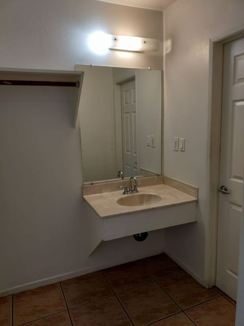 Comfort Studio | Bathroom | Combined shower/tub, rainfall showerhead, free toiletries, towels