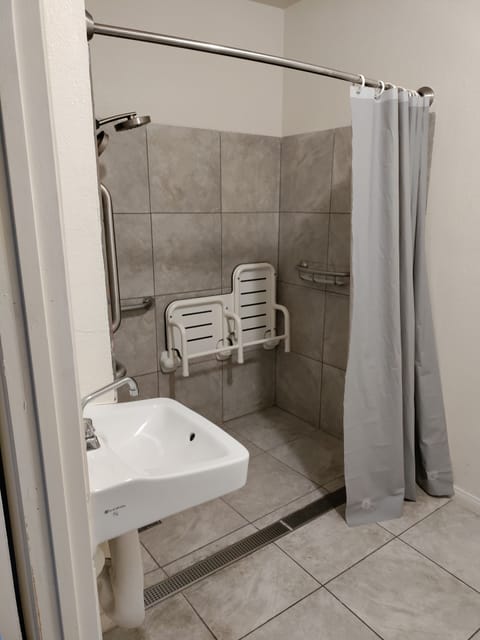 Basic Studio | Bathroom | Combined shower/tub, rainfall showerhead, free toiletries, towels