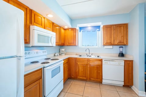 Condo, 1 Bedroom, Ocean View | Private kitchen | Full-size fridge, microwave, oven, stovetop