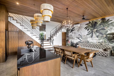 Deluxe Villa, 3 Bedrooms, Balcony, Pool View | Dining room