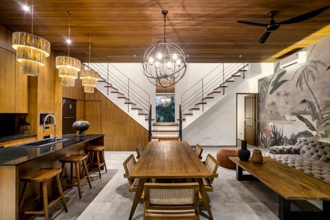 Deluxe Villa, 3 Bedrooms, Balcony, Pool View | Dining room