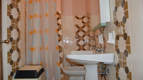 Studio, Multiple Bedrooms, Balcony, City View | Bathroom amenities