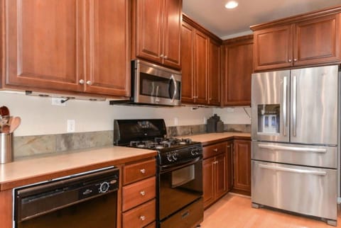 Family Townhome, 2 Bedrooms, Kitchen, Mountainside | Private kitchen | Full-size fridge, microwave, oven, stovetop