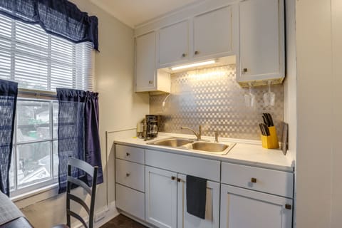 Apartment (2 Bedrooms) | Private kitchen | Oven, stovetop, cookware/dishes/utensils, paper towels