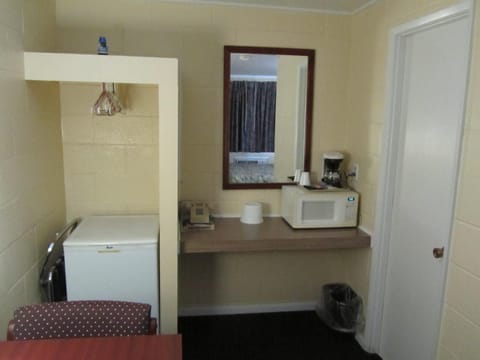 Combined shower/tub, free toiletries, hair dryer, towels