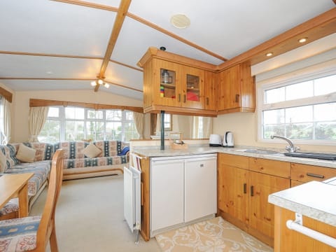 Cottage | Private kitchen | Fridge, electric kettle, toaster, cookware/dishes/utensils