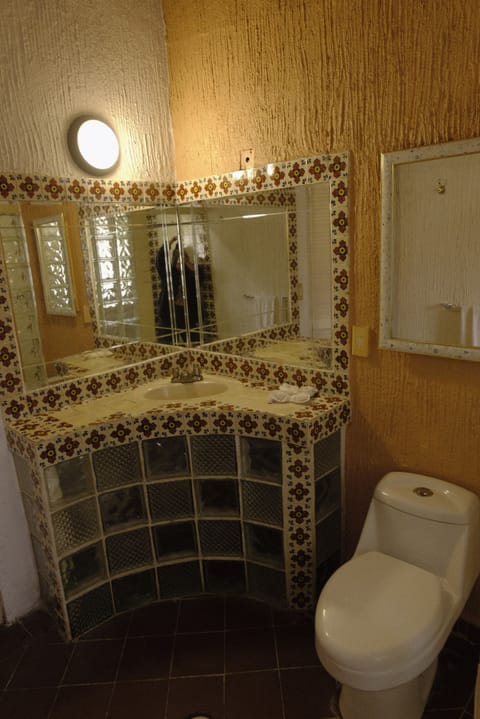 Standard Quadruple Room | Bathroom | Shower, towels