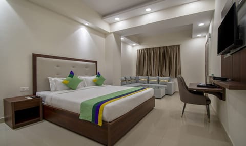 Deluxe Double or Twin Room, Balcony | In-room safe, desk, iron/ironing board, bed sheets