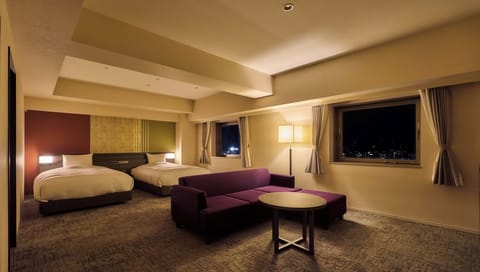 Executive Suite Twin Room, Non Smoking | Individually decorated, individually furnished, desk, blackout drapes