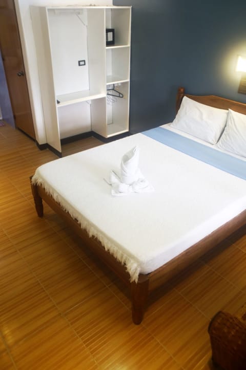 Deluxe Single Room | Desk, bed sheets