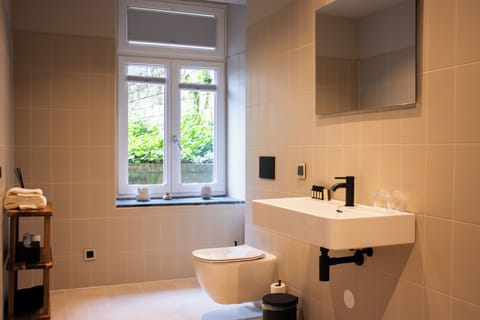 Junior Suite | Bathroom | Free toiletries, hair dryer, towels