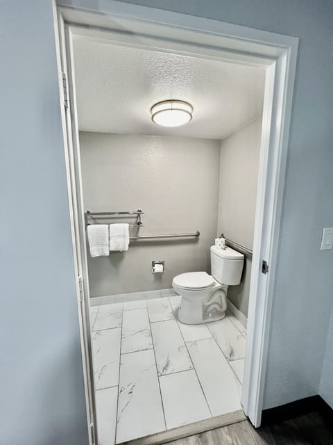 Standard Room, 1 Queen Bed, Accessible, Non Smoking | Bathroom | Shower, towels