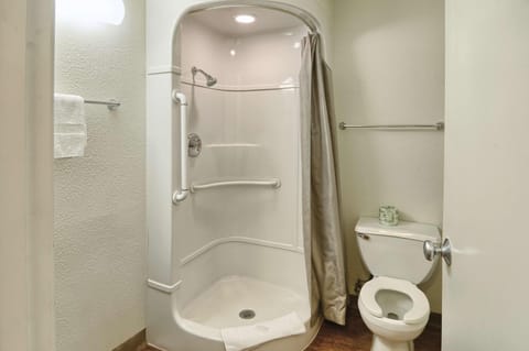 Combined shower/tub, towels, soap, toilet paper