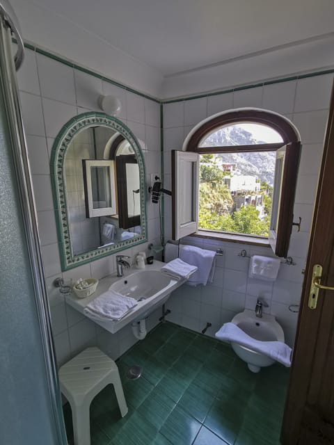 Deluxe Double or Twin Room, Sea View | Bathroom | Shower, free toiletries, hair dryer, bidet